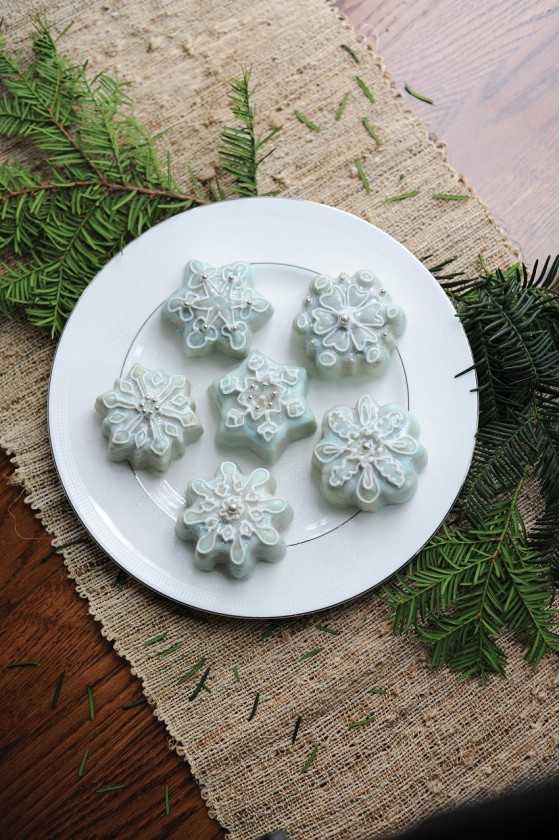 Nordic Ware Silver Snowflake cakelet pan