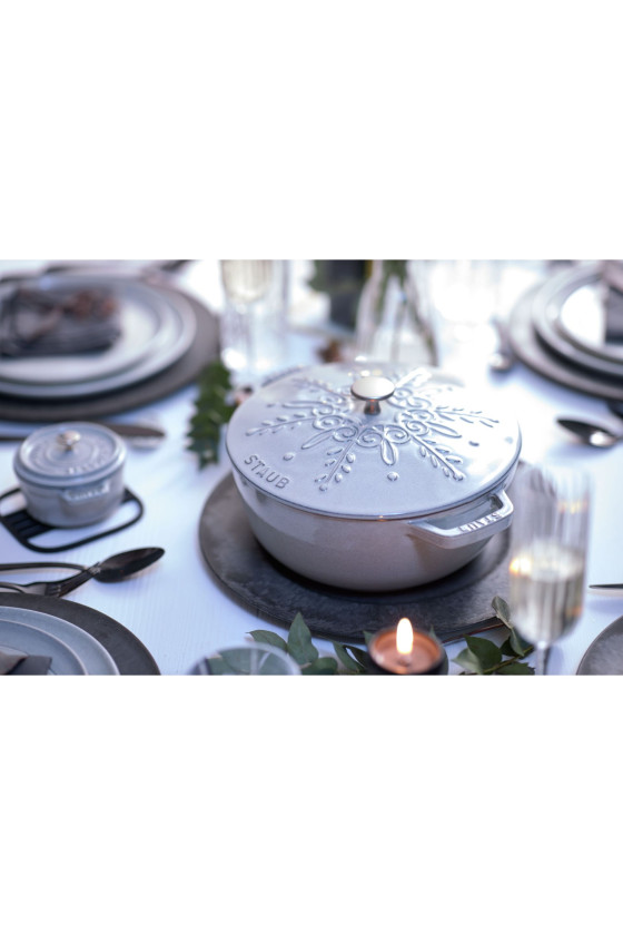 Staub La Cocotte Braadpan snowflake 24 cm / 3,6 l, Rond, White truffle Staub La Cocotte Braadpan snowflake 24 cm / 3,6 l, Rond, White truffle