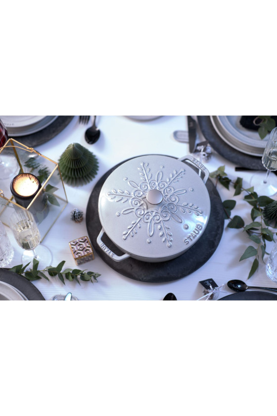 Staub La Cocotte Braadpan snowflake 24 cm / 3,6 l, Rond, White truffle Staub La Cocotte Braadpan snowflake 24 cm / 3,6 l, Rond, White truffle